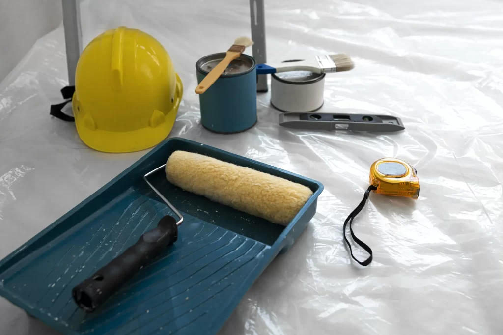 Attrezzi per pittura con rullo e casco protettivo