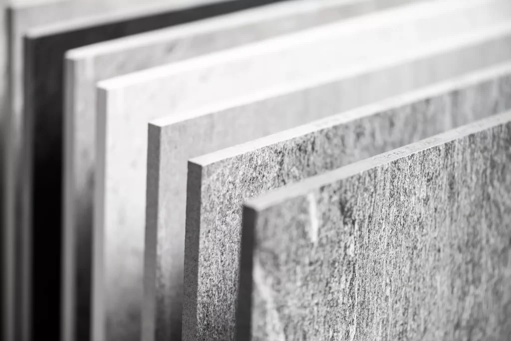 Lastre di gres porcellanato in diversi toni di grigio