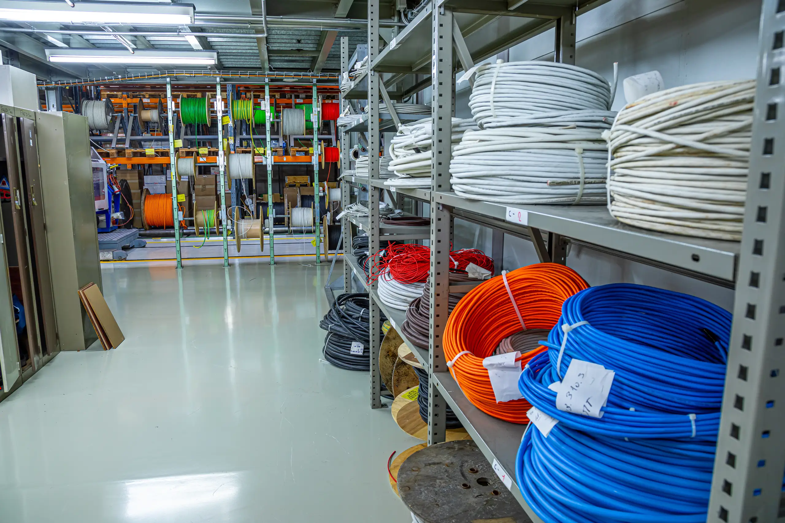 Magazzino con cavi elettrici colorati