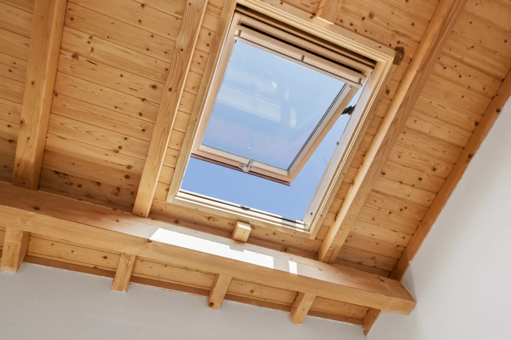 Lucernario per tetto aperta su soffitto in legno