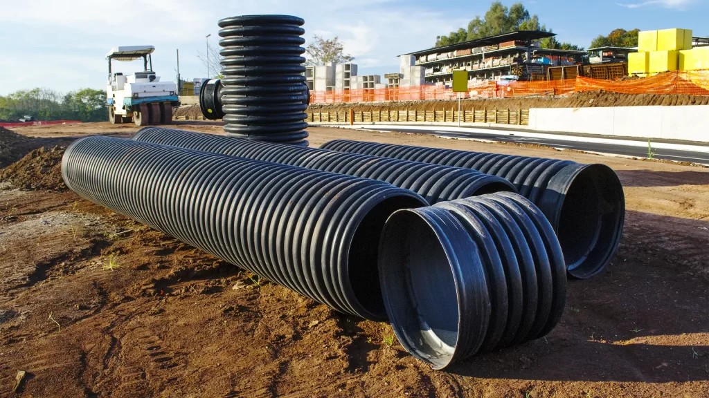 Grandi tubi corrugati neri per drenaggio in un cantiere