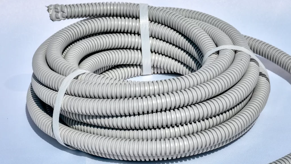 Bobina di tubo corrugato grigio