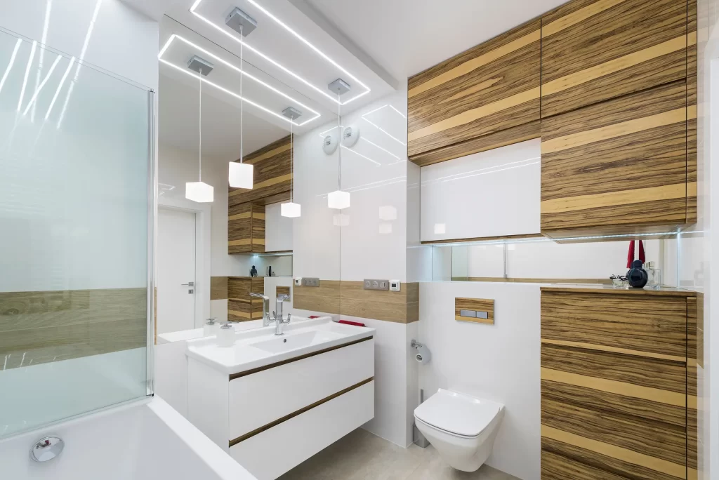 Bagno moderno con mobili in legno e illuminazione a LED