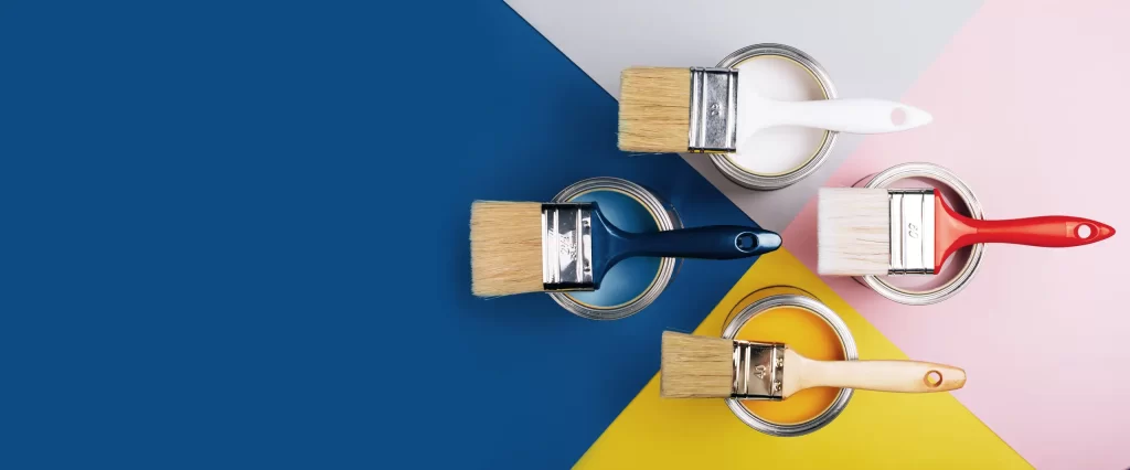 Pennelli da pittura su sfondo colorato