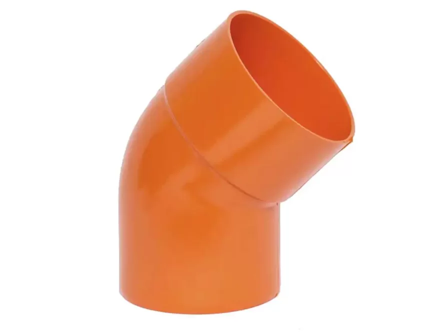 Curva 45° in PVC rigido di colore arancione, utilizzata per impianti di scarico e drenaggio.