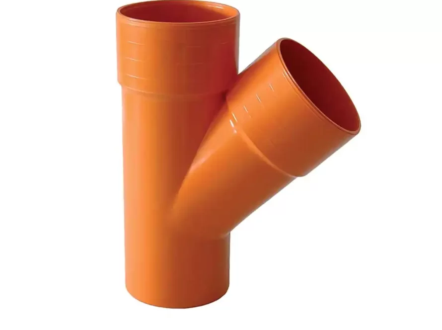 Derivazione 45° in PVC rigido di colore arancione, utilizzata per creare deviazioni graduali nei sistemi di scarico e drenaggio.