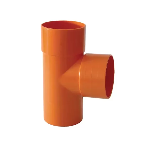 Derivazione 87° in PVC rigido di colore arancione, utilizzata per creare diramazioni nei sistemi di scarico e drenaggio.