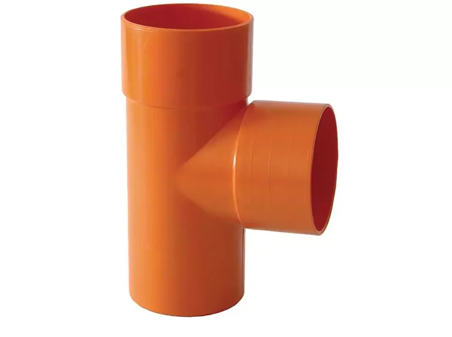 Derivazione 87° in PVC rigido di colore arancione, utilizzata per creare diramazioni nei sistemi di scarico e drenaggio.