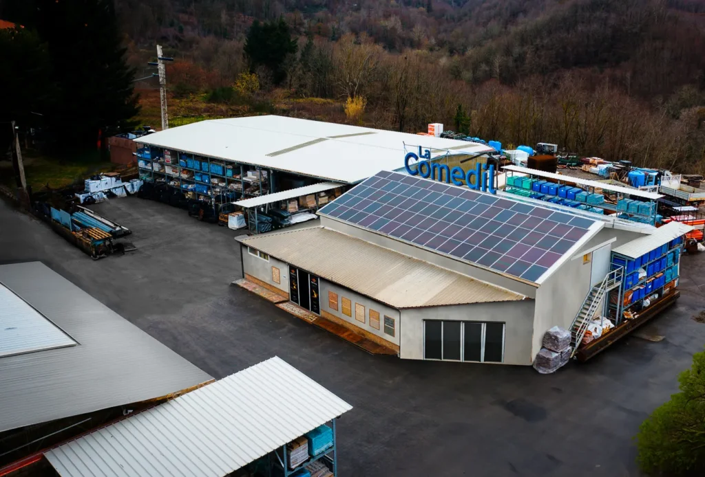Vista aerea dell'azienda La Comedil con magazzini e pannelli solari sul tetto