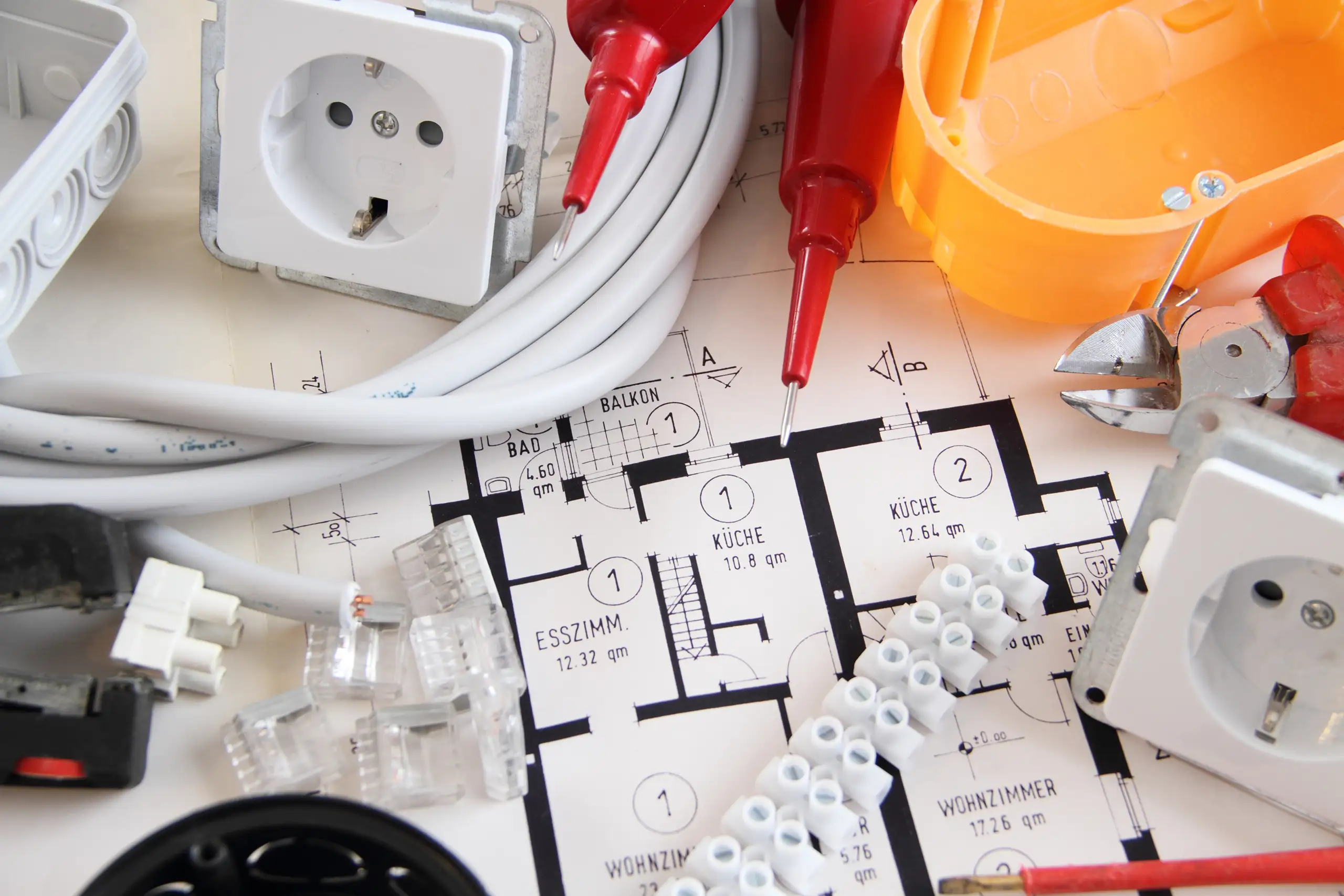 Componenti elettrici su un progetto di impianto