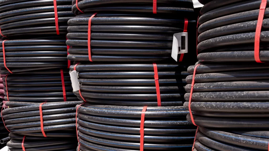Bobine di tubi neri in polietilene avvolti con fascette rosse