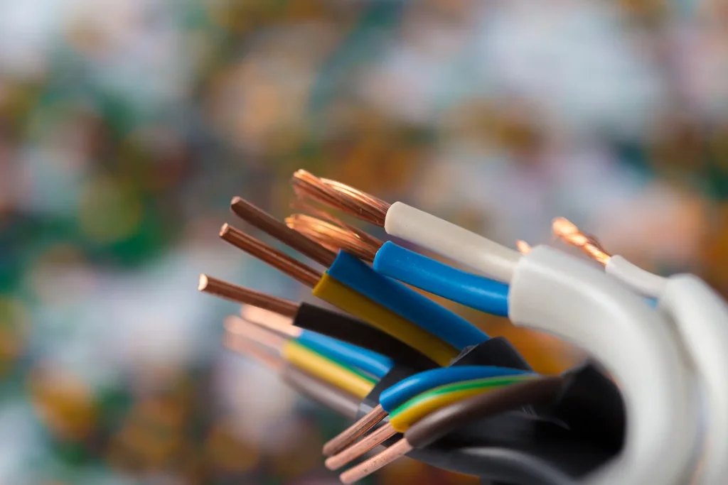 Primo piano di fasci di cavi elettrici con conduttori in rame e guaine 
