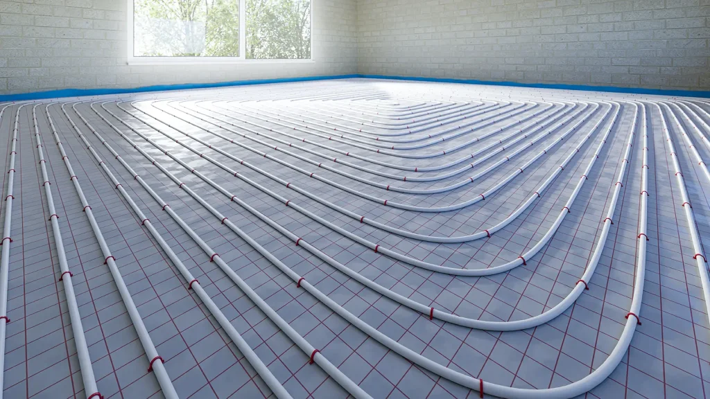 Rete di tubi per riscaldamento a pavimento fissati su pannelli isolanti